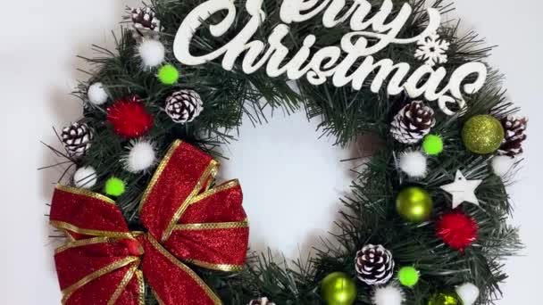 Різдвяний Вінок Прикрашає Вхідні Двері Свята Ялини Срібних Луків Зірок — стокове відео