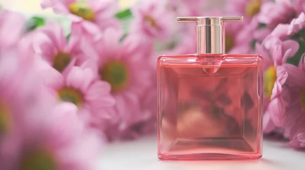 Láhev Parfému Obklopená Růžovými Květy Chryzantémy Eau Toilette Eau Parfum — Stock fotografie