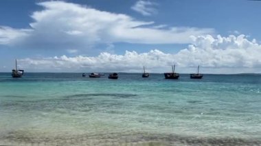 Mavi gökyüzüne karşı Hint Okyanusu 'nun gök mavisi suyu. Eğlence ve turizm konsepti. Yatay video.