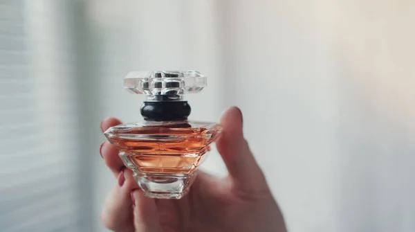Botella Perfume Una Mano Femenina Contra Fondo Del Interior Sala — Foto de Stock