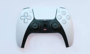 Estonya, Parnu-Eylül 28,2022: Oyun konsolu için Joystick beyaz arka planda izole edilmiş PS5. Boş zaman ve eğlence kavramı..