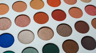 İnci rengi ve mat yakın çekim eşleşmesi ile göz falı paletinin seçici odağı.