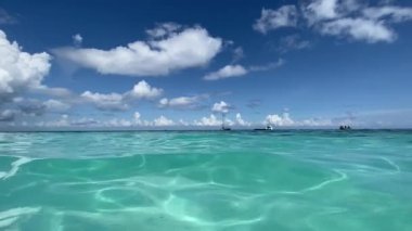 Mavi gökyüzüne karşı Hint Okyanusu 'nun gök mavisi suyu. Eğlence ve turizm konsepti. Yatay video.