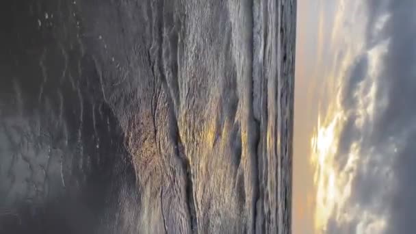 Vídeo Vertical Puesta Sol Horizonte Del Mar Báltico Con Pequeñas — Vídeos de Stock