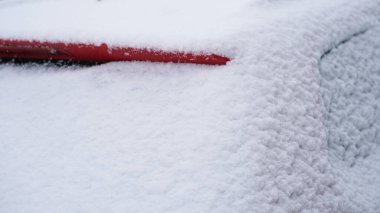 Bir arabanın üstünde donmuş kar var. Hava koşulları kavramı.