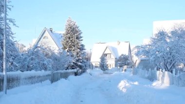 Sokakta kış masalı manzarası. Üçgen çatılı evler ve karla kaplı yollar..