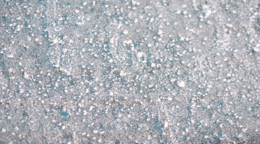 Bir arabanın üstünde donmuş kar var. Hava koşulları kavramı.