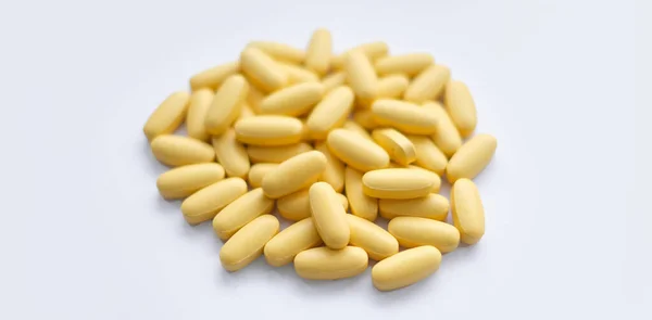 Κοντινή Υφή Των Κίτρινων Δισκίων Πολυβιταμινών Λευκό Φόντο Υγιεινός Τρόπος — Φωτογραφία Αρχείου