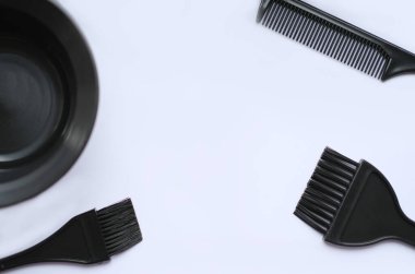 Üst manzara, düz yatak, saç boyama aksesuarları, fırçalar ve taraklar beyaz arka planda izole edilmiş. Kuaförler, stilistler için şablonlar.