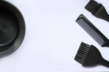 Üst manzara, düz yatak, saç boyama aksesuarları, fırçalar ve taraklar beyaz arka planda izole edilmiş. Kuaförler, stilistler için şablonlar.