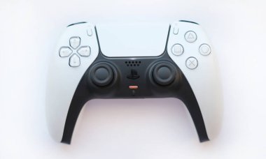 Estonya, Parnu-Eylül 28,2022: Oyun konsolu için Joystick beyaz arka planda izole edilmiş PS5. Boş zaman ve eğlence kavramı..