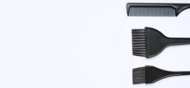 Üst manzara, düz yatak, saç boyama aksesuarları, fırçalar ve taraklar beyaz arka planda izole edilmiş. Kuaförler, stilistler için şablonlar.