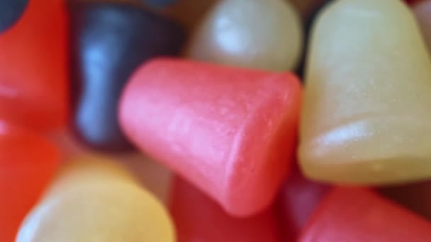 Sárga Piros Rózsaszín Multivitamin Tabletta Közeli Textúrája Gyümölcsök Formájában Egészséges — Stock videók