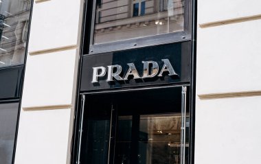 Viyana, Avusturya - 22 Nisan 2023: Şehir merkezindeki Prada butiğinin yakın çekim işareti.