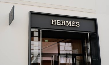 Viyana, Avusturya - 22 Nisan 2023: Şehir merkezindeki Hermes butiğinin yakın çekim işareti.