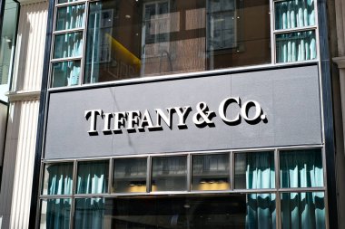 Viyana, Avusturya - 22 Nisan 2023: Şehir merkezindeki Tiffany butiğinin yakın çekim işareti.