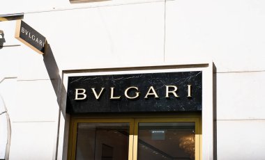 Viyana, Avusturya - 22 Nisan 2023: Şehir merkezindeki Bvlgari butiğinin yakın çekim işareti..