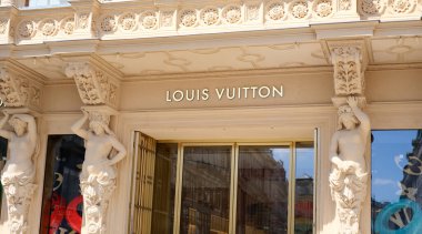 Viyana, Avusturya - 22 Nisan 2023: Şehir merkezindeki Louis Vuitton butiğinin yakın çekim işareti.