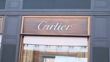 Viyana, Avusturya - 22 Nisan 2023: Şehir merkezindeki Cartier butiğinin yakın çekim işareti.