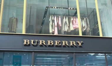 Viyana, Avusturya - 22 Nisan 2023: Şehir merkezindeki Burberry butiğinin yakın çekim işareti.