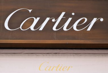 Viyana, Avusturya - 22 Nisan 2023: Şehir merkezindeki Cartier butiğinin yakın çekim işareti.
