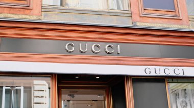 Viyana, Avusturya - 22 Nisan 2023: Şehir merkezindeki Gucci butiğinin yakın çekim işareti.