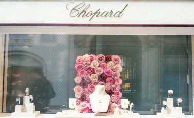 Viyana, Avusturya - 22 Nisan 2023: Şehir merkezindeki Chopard butiğinin yakın çekim işareti.