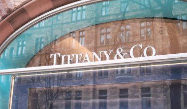 Stockholm, İsveç - 29 Nisan 2023: Şehir merkezindeki Tiffany butiğinin yakın çekim işareti.