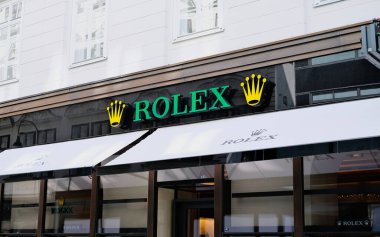 Viyana, Avusturya - 22 Nisan 2023: Şehir merkezindeki Rolex butiğinin yakın çekim işareti.