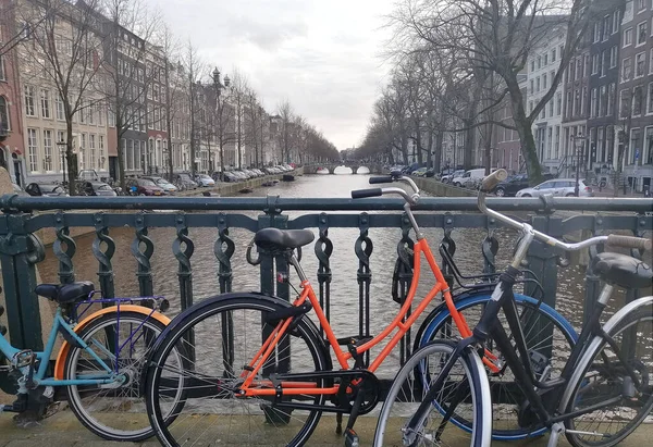 Primer Plano Las Bicicletas Pie Con Una Cesta Aparcada Pilar — Foto de Stock