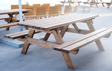 Açık bir günde restoranın terasında. Restoranın yakınındaki masa..