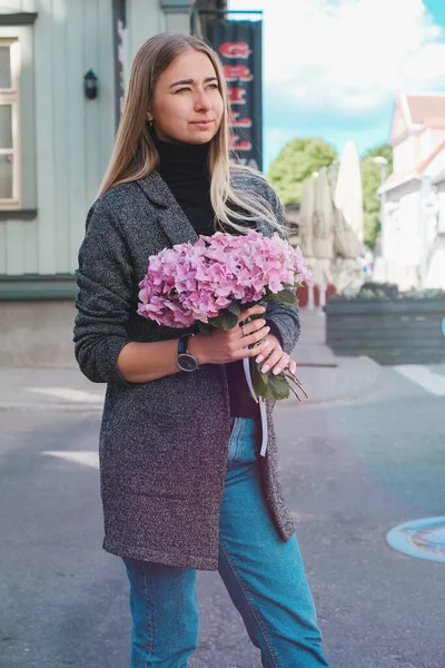 Vacker Kaukasisk Flicka Med Blont Hår Grå Rock Och Blå — Stockfoto