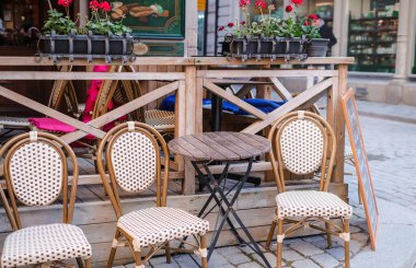 Açık bir günde restoranın terasında. Restoranın yakınındaki masa..