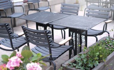 Açık bir günde restoranın terasında. Restoranın yakınındaki masa..