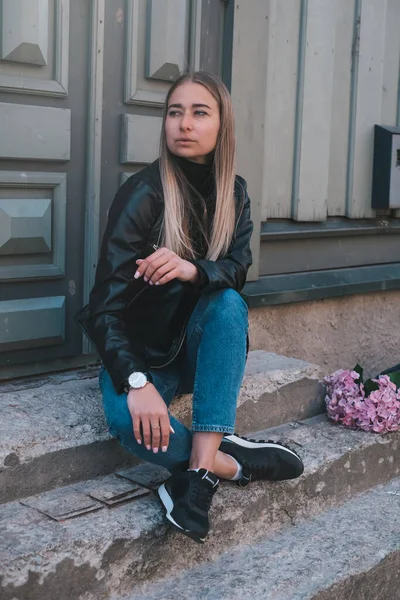 Vacker Kaukasisk Flicka Med Blont Hår Grå Rock Och Blå — Stockfoto