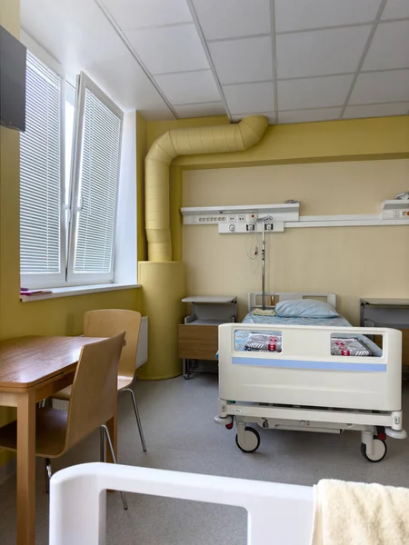 Table Avec Chaises Lit Dans Une Chambre Hôpital Concept Médecine — Photo