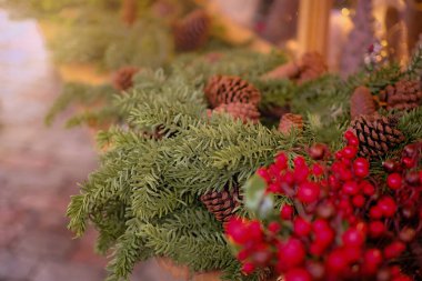 Avrupa Kristmas pazarında el yapımı Noel çelenkleri. Tatil dekorasyonu, şenlikli el sanatları, Noel pazarı..