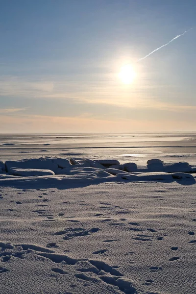 Paisagem Inverno Com Mar Congelado Pôr Sol Fotografia Vertical — Fotografia de Stock
