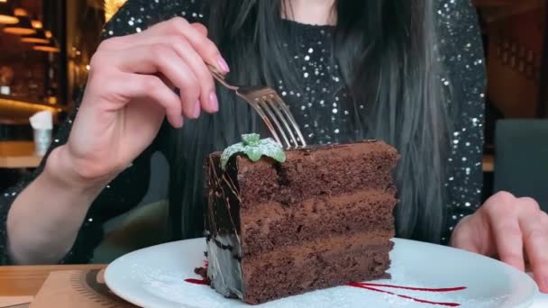 Primer Plano Una Chica Morena Disfrutando Pastel Chocolate Café — Vídeos de Stock