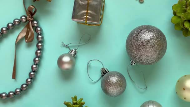 Gümüş Noel Mücevherleri Ağaç Süslemeleri Mavi Arka Planda Çam Kozalakları — Stok video