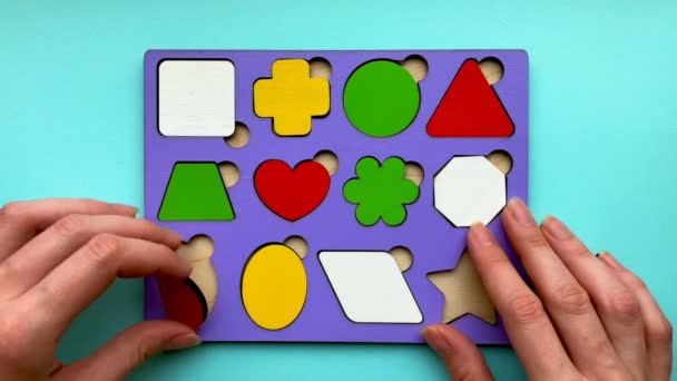 Close Brinquedo Educativo Com Inserções Com Mãos Femininas Demonstrando Montagem — Vídeo de Stock
