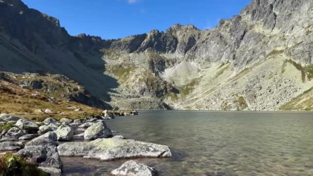 Jezero Hincovo Pleso Kaňonu Vrcholu Hory Slovensku Jasného Slunečného Dne — Stock video