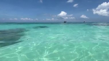 Okyanusun masmavi suyuna yakın çekim. Tatil ve seyahat kavramı.
