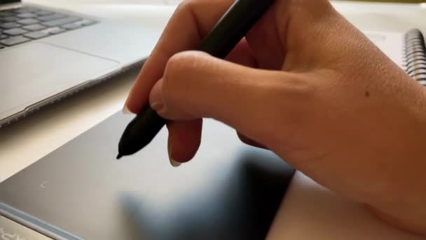 グラフィックタブレットの鉛筆で作業する手のクローズアップ — ストック動画
