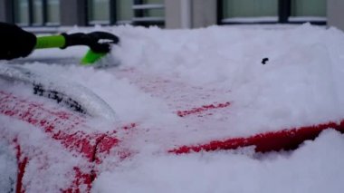 Yakından fırçayla arabadan kar temizliği.