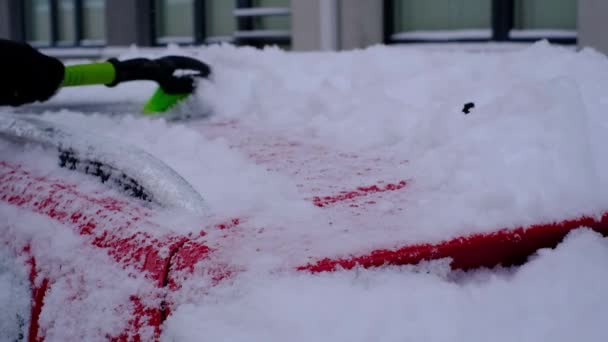 Salju Membersihkan Dari Mobil Dengan Kuas Close — Stok Video