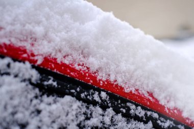 Bir arabanın üzerine çok miktarda kar yağar..