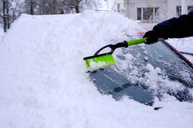 Yakından fırçayla arabadan kar temizliği.