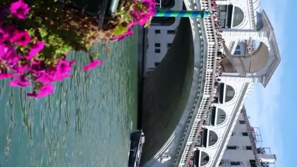 Puente Rialto Con Flores Plantadas Primer Plano Barco Está Pasando — Vídeo de stock