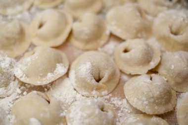 Masada un olan bir yığın hamur köftesi..